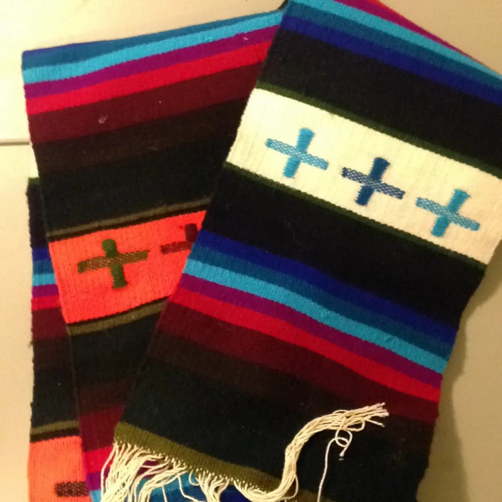 Handvävd scarf i ull, inköpt i Tibet. Perfekt skick. Kan postas. . Accessoarer.