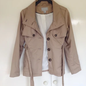  - Jacka/kappa , H&M
Storlek 42
Säljer för 150 kr (+frakt)