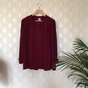  - Jättefin blus från monki med knappar, något oversize mycket fin mörkröd färg