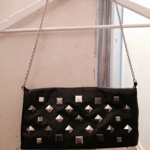  - Säljer min väska med silver nitar på från H&M