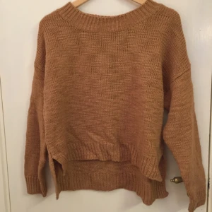  - Stor, mysig stickad tröja. Den är längre bak än fram