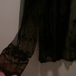  - Mesh-shorta med broderade blommor