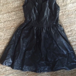  - Fejk-läder klänning