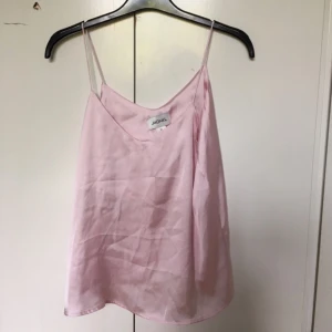  - Spaghetti-strapped linne i blankt tunt material! Från monki och passar alla mellan XS-M 