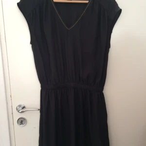  - Klänning från hm med guldiga pärlor längs halsen, använd ett par gånger 