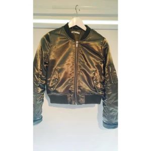  - Militär grön bomber jacka
Helt ny!
Storlek 34