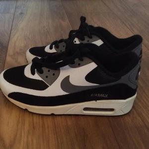  - falska nike air max som jag fick av en vän efter hennes USA resa. skulle vilja påstå att skorna sitter bra på en 37-38a (har vanligtvis 38 och jag får på mig dom utan problem), aldrig använda! möts upp i pendeltågslinjen sthlm - sädertälje<3