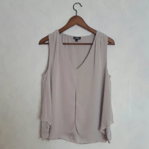  - Linne från Kappahl. Nyskick

Frakt tillkommer. Endast swish, skickar efter pengarna är överförda.
