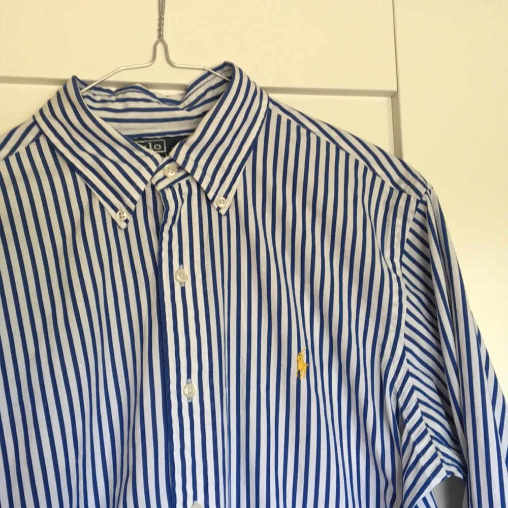 Knappt använd Ralph Lauren skjorta i storlek M custom fit. Skjortor.