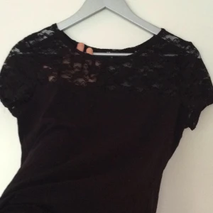  - Tshirt med söt spets, svart.