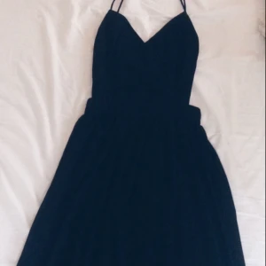  - Svart långklänning med spagettiband, crossback. Använd 1gång på en examen👯Numera för liten!💔

Strl 34/36 XS-S. 

Bysten:82cm 
Midjemått: 62cm
Längs: 149cm

Köparen står för frakt & betalning sker via swish! Mer bilder går att få bara att skriva så löser vi det! ✨