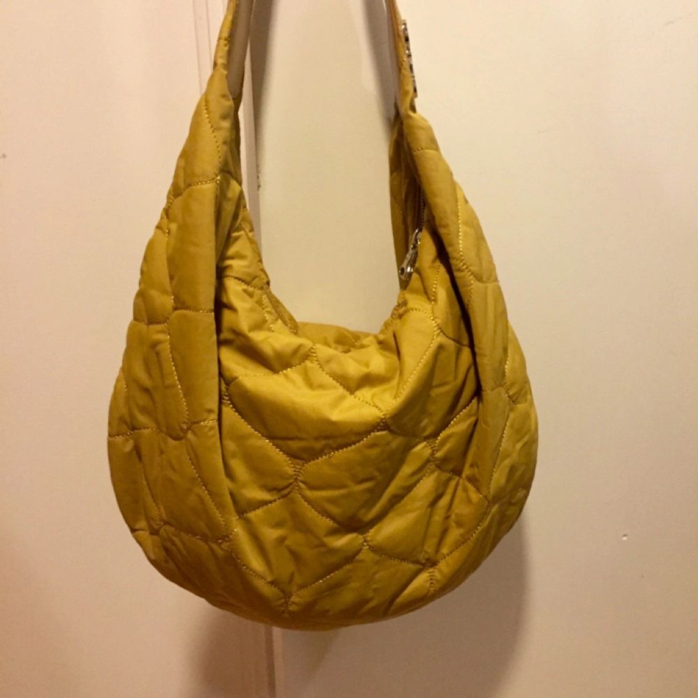 Vera Wang väska i gul färg. . Väskor.