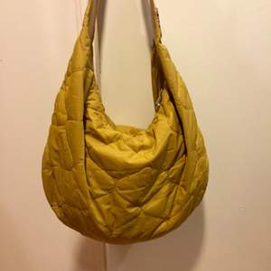 Vera Wang väska i gul färg. 