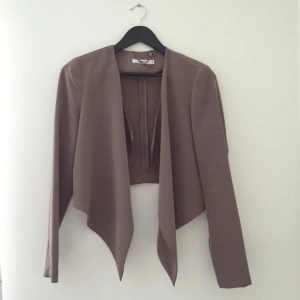  - Jacka/kavaj i en kortare modell från Gina Tricot. I fint skick! Betalas med Swish. 