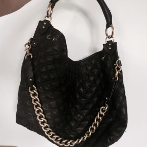  - Marc Jacobs väska i mörkbrunt läder 