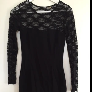  - Festklänning 

Kan mötas upp i Sthlm eller så fraktar jag den.