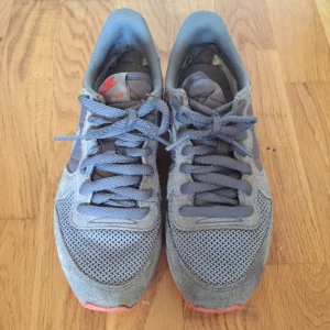  - Nikes i bra skick, köpta här på plick men var för små för mig (har 39) var lite för kaxig 😇