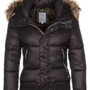  - Mycket omtyckt jacka som jag säljer då jag växt ur den. Strl M men jag skulle säga passar S, sitter väldigt tight på mig som är M. Inköpspris 799 kr
Fraktas mot betalning