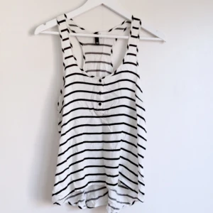  - Fräsch somrigt randigt linne med brottarrygg. Finfint skick!