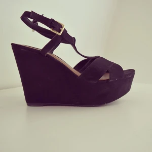  - Superfina sommarkilklackar med öppen tå från ZARA.
Material: fejkmocka
Dom är storlek 40 men små i storlek. Jag skulle säga den mer känns som en 39 eller stor 38! 