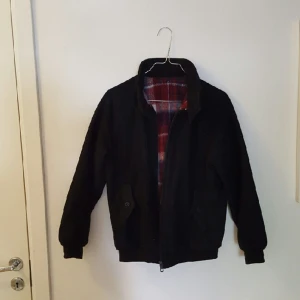  - jacka i bombermodell. rutigt foder. väldigt varm, tror det är ull?

köparen står för frakt eller kan hämtas i sthlm.