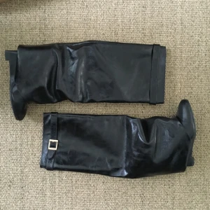  - Stövlar i skinn, köpta i Tokyo.