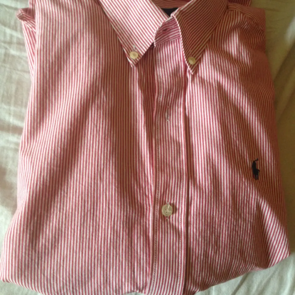 Röd/vit skjorta från Ralph Lauren
Nypris: 1100 kr. Skjortor.