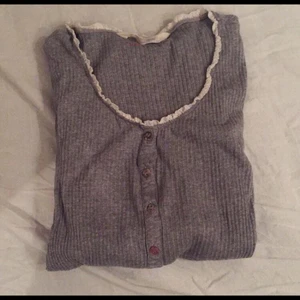  - Säljer min gråa odd molly tröja i strl 0 vilket motsvarar XS-S. Köpt på mathilde i pk-huset. Tröjan är ej helt långärmad!