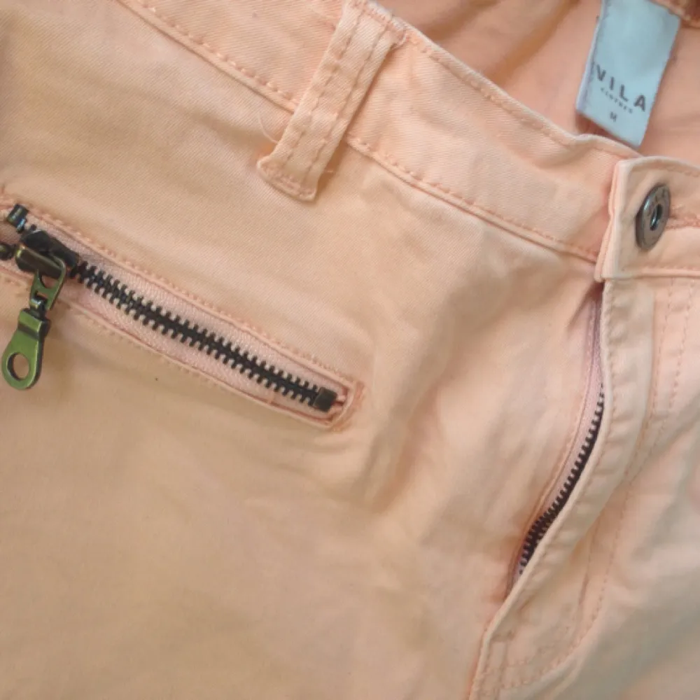 Persikofärgade byxor från Vila. Storlek M men väldigt mycket stretch så skulle säga att den passar S eller XS bäst. . Jeans & Byxor.