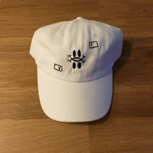  - Snygg keps från Monkey Bizz!! Oanvänd så i väldigt fint skick!!✨✨💖 storleken kan justeras/anpassa till egen storlek. Eventuell frakt betalas av köparen😙