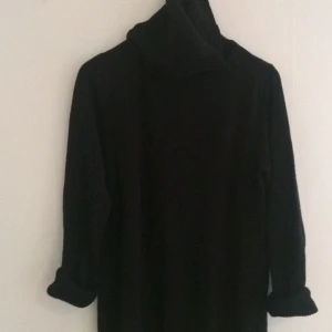  - Stor svart stickad polo. Egentligen en mama-modell men jag har bara använt den som oversized :)

Hämtas i centrala Göteborg eller skickas mot att köparen betalar frakten.

Köp flera plagg så får du det/de billigare till halva priset.