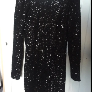  - Fin svart paljettklänning storlek S
Finns att hämta i Upplands Väsby, kan även skicka men det ingår inte i priset. 
170kr