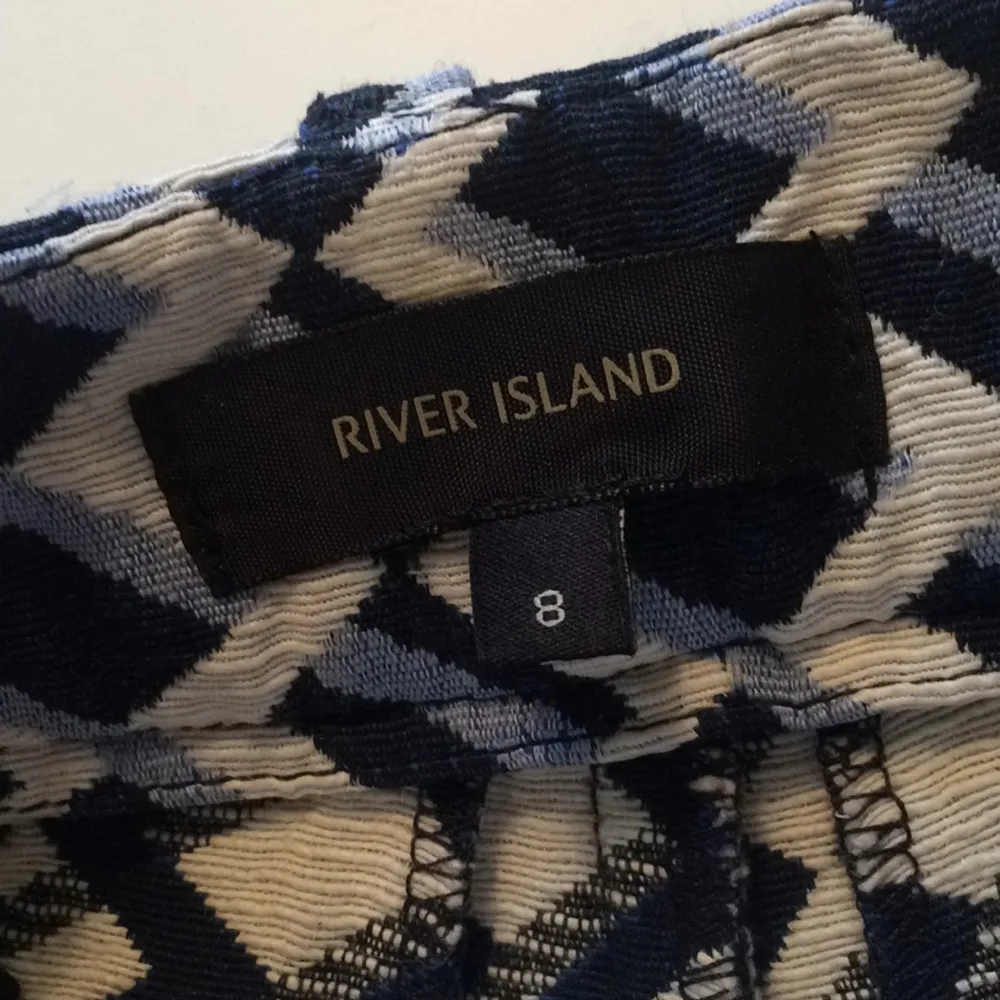 Midjehöga shorts från river Island, sitter otroligt snyggt på! Kan mötas upp i Stockholm eller frakta 😊. Jeans & Byxor.