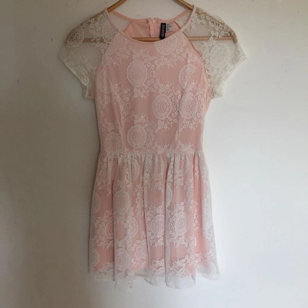 Rosa spetsklänning från HM, anv | Plick Second Hand