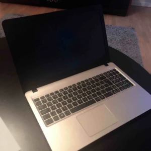  - Säljer min datorn knappt använd och i nyskick billigt för snabb affär! Original kartong och laddare följer 