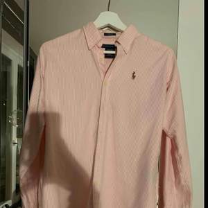 Skjorta från Ralph Lauren i storlek S. I fint skick och knappt använd, inga slitage. 150kr + frakt