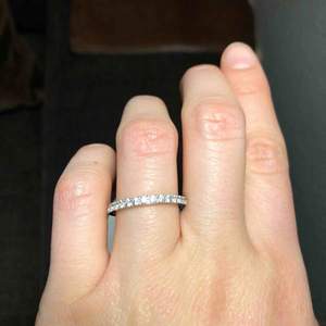 Alliansring från Edblad i rostfritt stål. Jättefin ring som tyvärr är för stor för mig. Ringen har repor som egentligen inte syns om man inte tittar nära från sidan, föreställ dig rostfria bestick så förstår du vad jag menar :-). Finns i Lund.