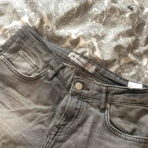  - Snygga lågmidjade gråa jeans från Kaylee (C) DENIM. Ganska tighta och storlek 27W står för S men skulle nästan säga att de är som ett par XS också. Typ aldrig använda🌸