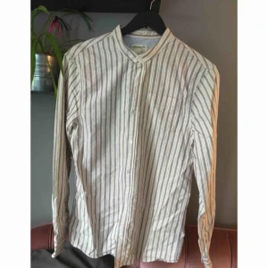  - Jättefin skjorta köpt på JC för ett par år sedan. Sparsamt använd. För liten för mig.  Katt finns i hem, köpare betalar frakt om de ska skickas. Kan annars mötas upp i Göteborg/Partille. 