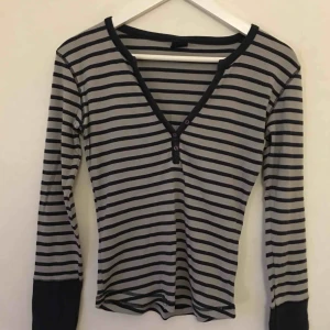  - Randig tröja i 100% bomull med knappar och mörkblå och grå ränder. Mjuk och skön!  Kan mötas i Stockholm eller skicka mot fraktkostnad! ✨🌸✨