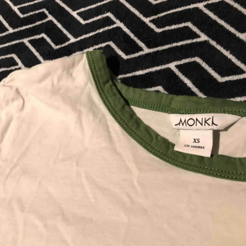 T-shirt från Monki, använd ett fåtal gånger. Katt finns i hemmet! Frakt kostar 30kr. . T-shirts.