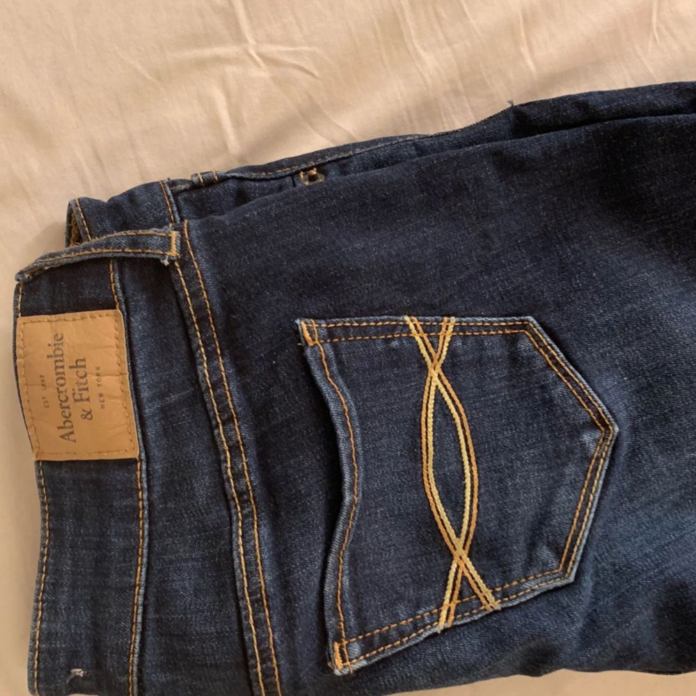Mörkblå jeans från Abercrombie & Fitch i fint skick! Nypris ca 900kr! Frakten är inräknad i priset. Jeans & Byxor.