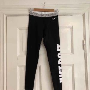  - Värmeisolerade träningstights. Använda 2 gånger.