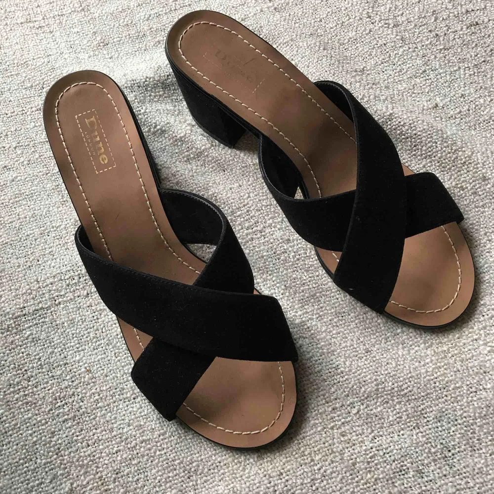 Brand new Dune Suede slide on sandals. I know it’s getting cold, but maybe you’re going somewhere warm sometime soon :) . Skor.