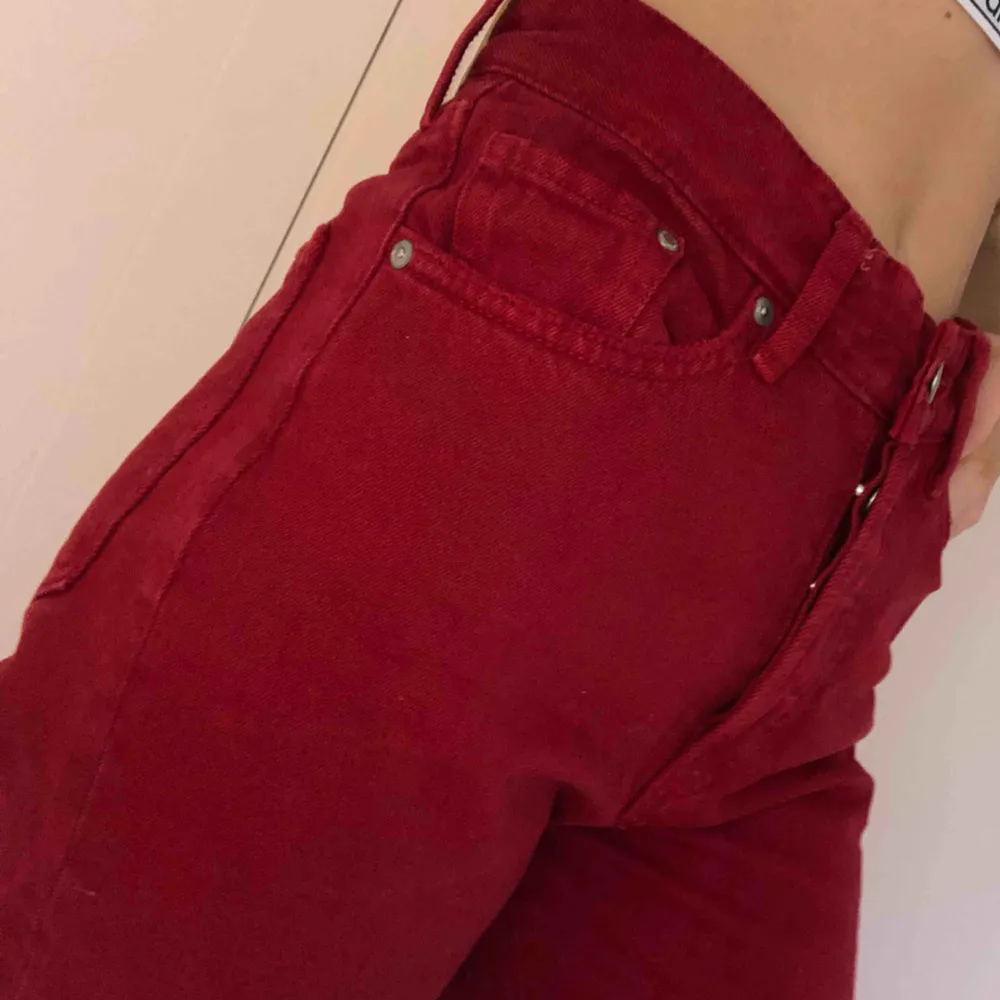 Röda jeans i high waist vintage fit i storlek w25. Jeans & Byxor.