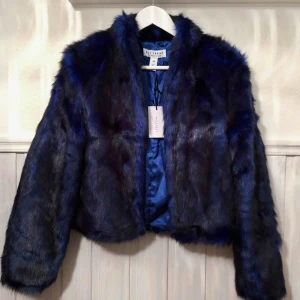  - En helt oanvänd jacka i mörkblå färg! Fuskpäls och köpt på Nelly från Janni’s kollektion. 