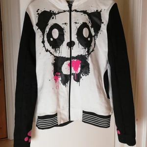  - Längre ärmar som har hål för tummarna. 