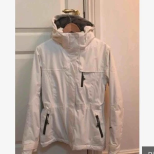  - Säljer superfin skidjacka från SOS storlek 36, sparsamt använd. Avtagbar luva. 