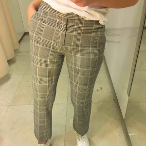  - Rutiga kostymbyxor i mycket bra skick! Se tillhörande kavaj till salu! 