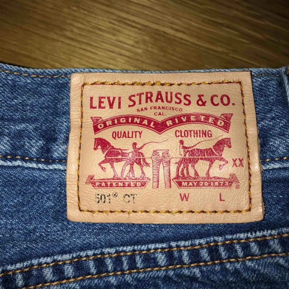 Ett par Levis jeans använda typ 2 ggr. Inköpta för några månader sen för 899kr. Modellen heter 501 CT (boyfriend jeans typ) och sista bilden är ett par i samma modell. Möts upp eller så står köparen för frakt på 54kr. Jeans & Byxor.